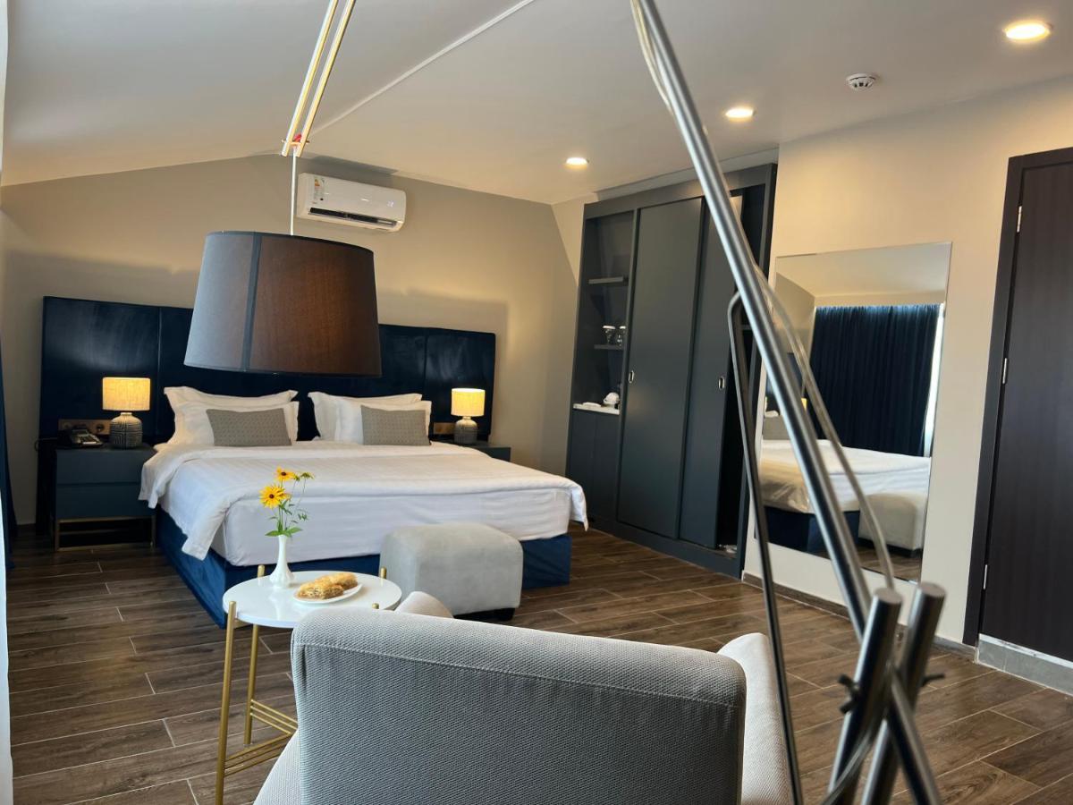 Hotel Aisi Batumi Esterno foto