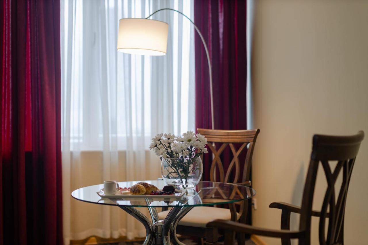 Hotel Aisi Batumi Esterno foto