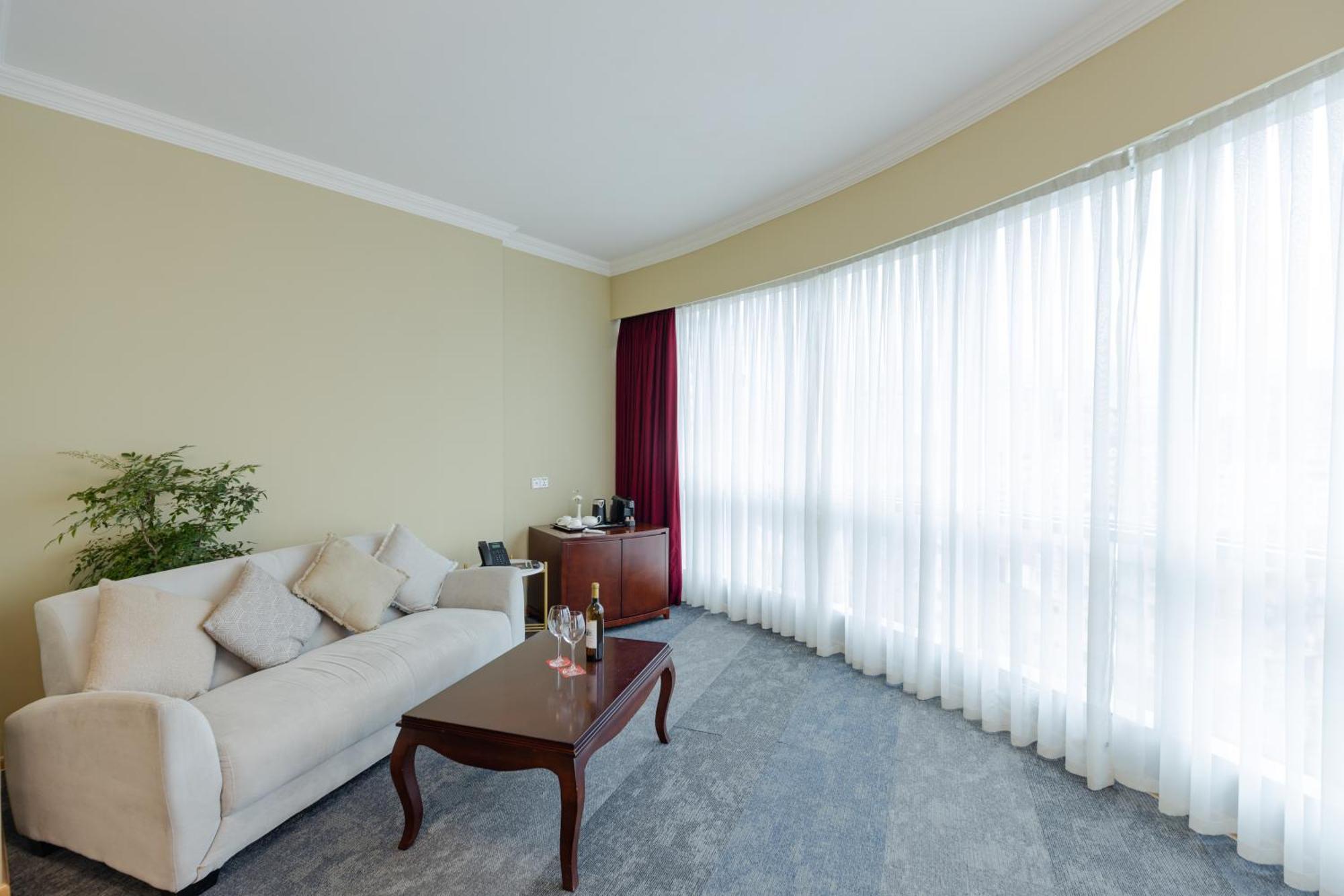 Hotel Aisi Batumi Esterno foto