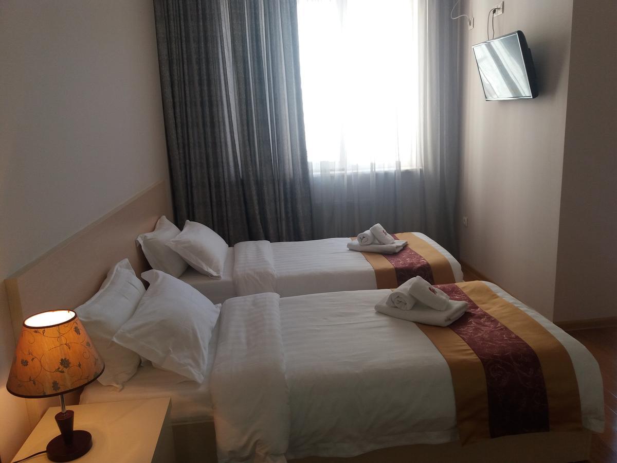 Hotel Aisi Batumi Esterno foto