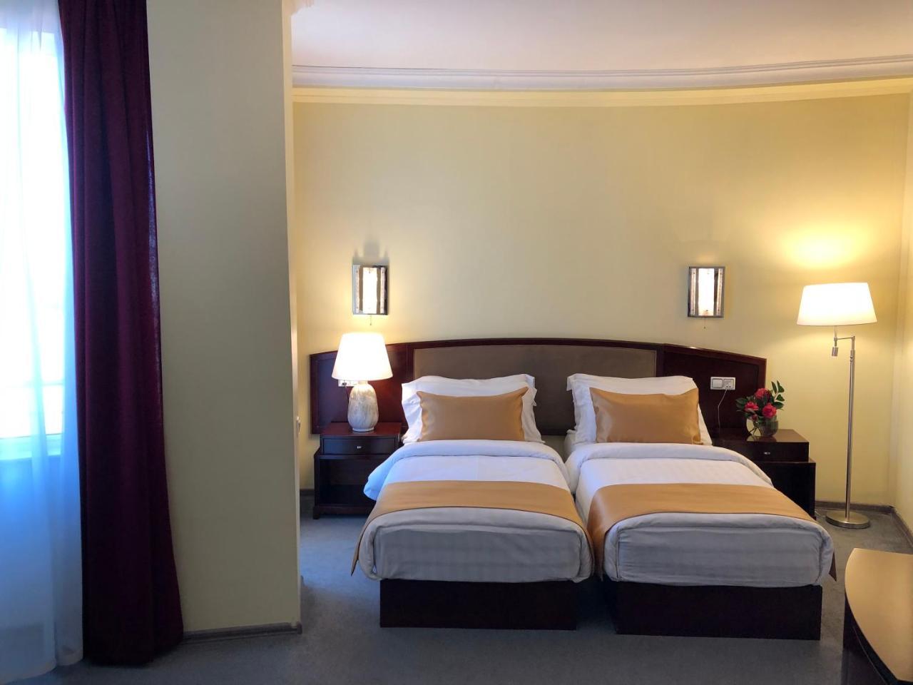 Hotel Aisi Batumi Esterno foto