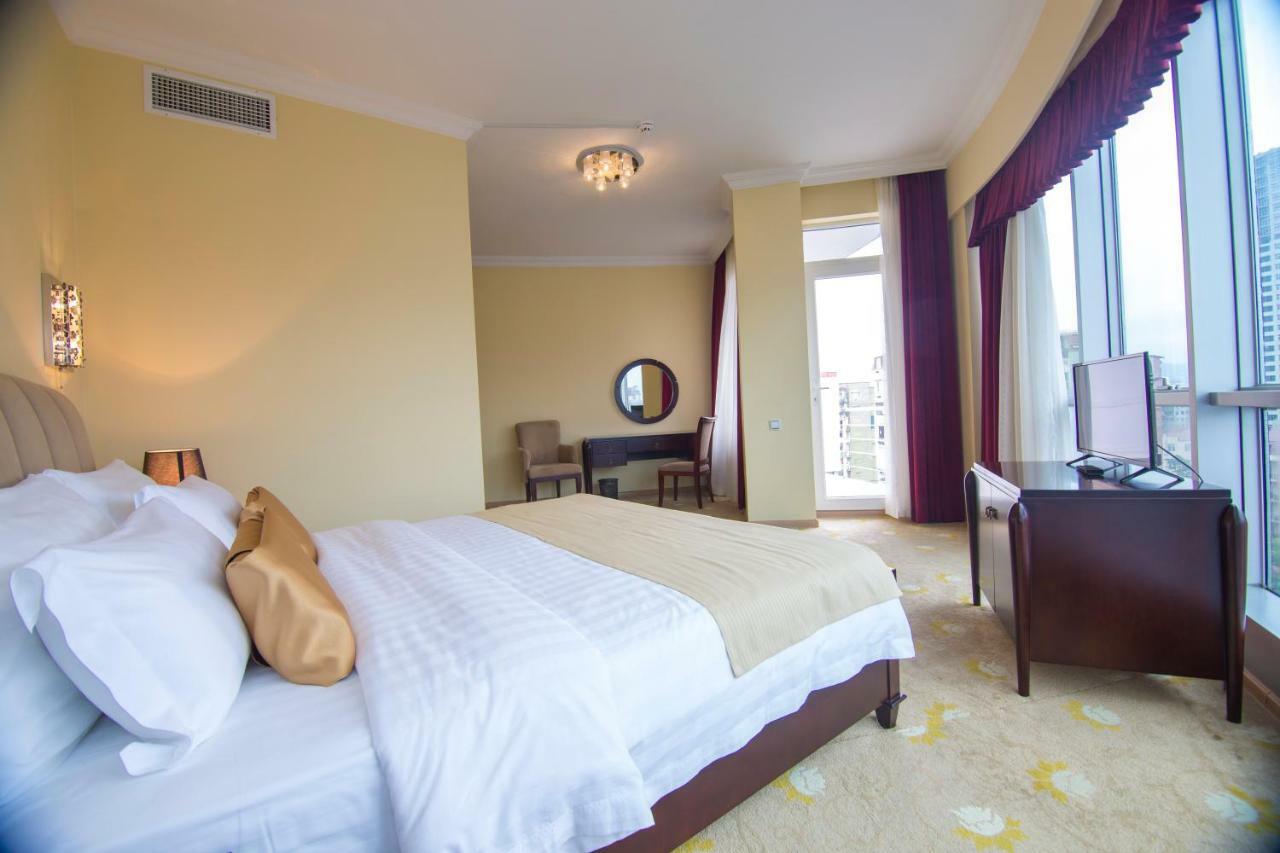 Hotel Aisi Batumi Esterno foto