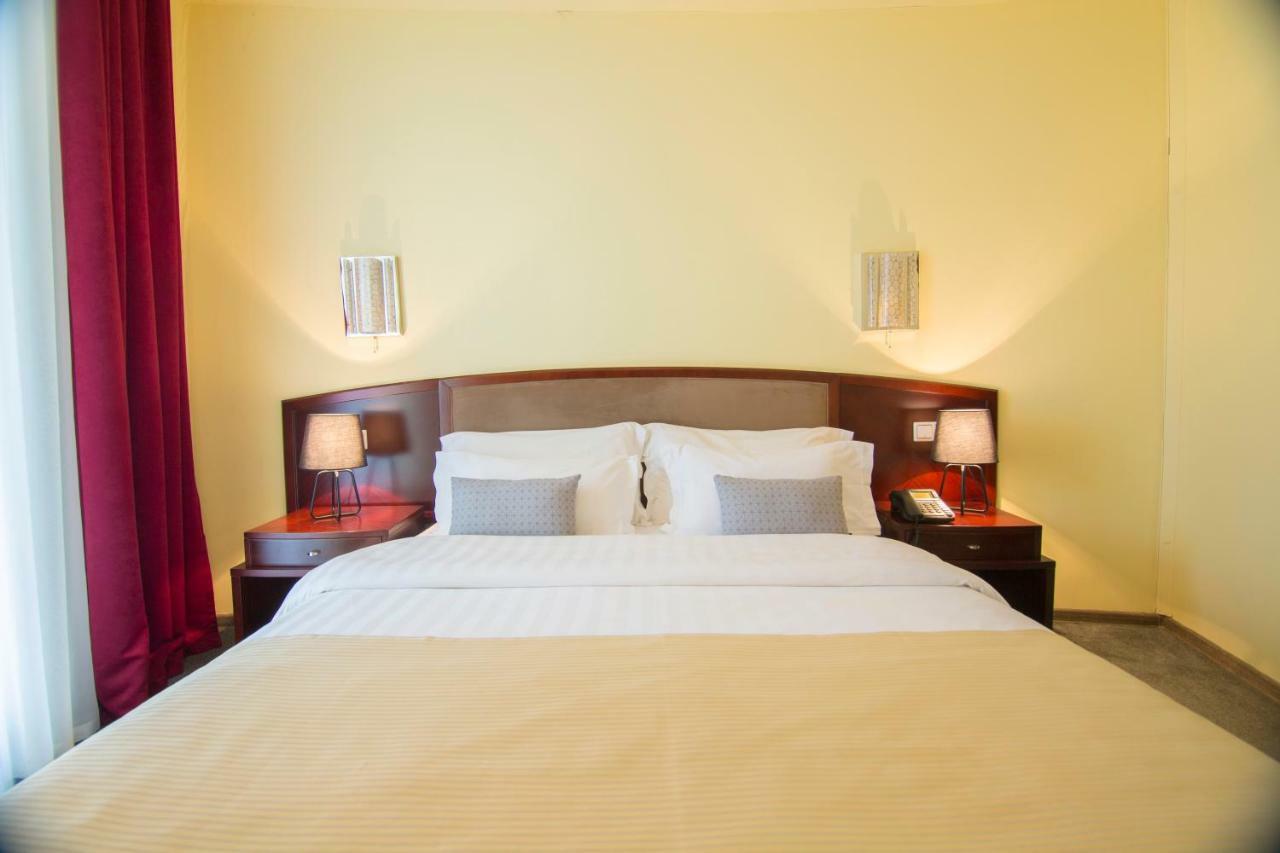 Hotel Aisi Batumi Esterno foto